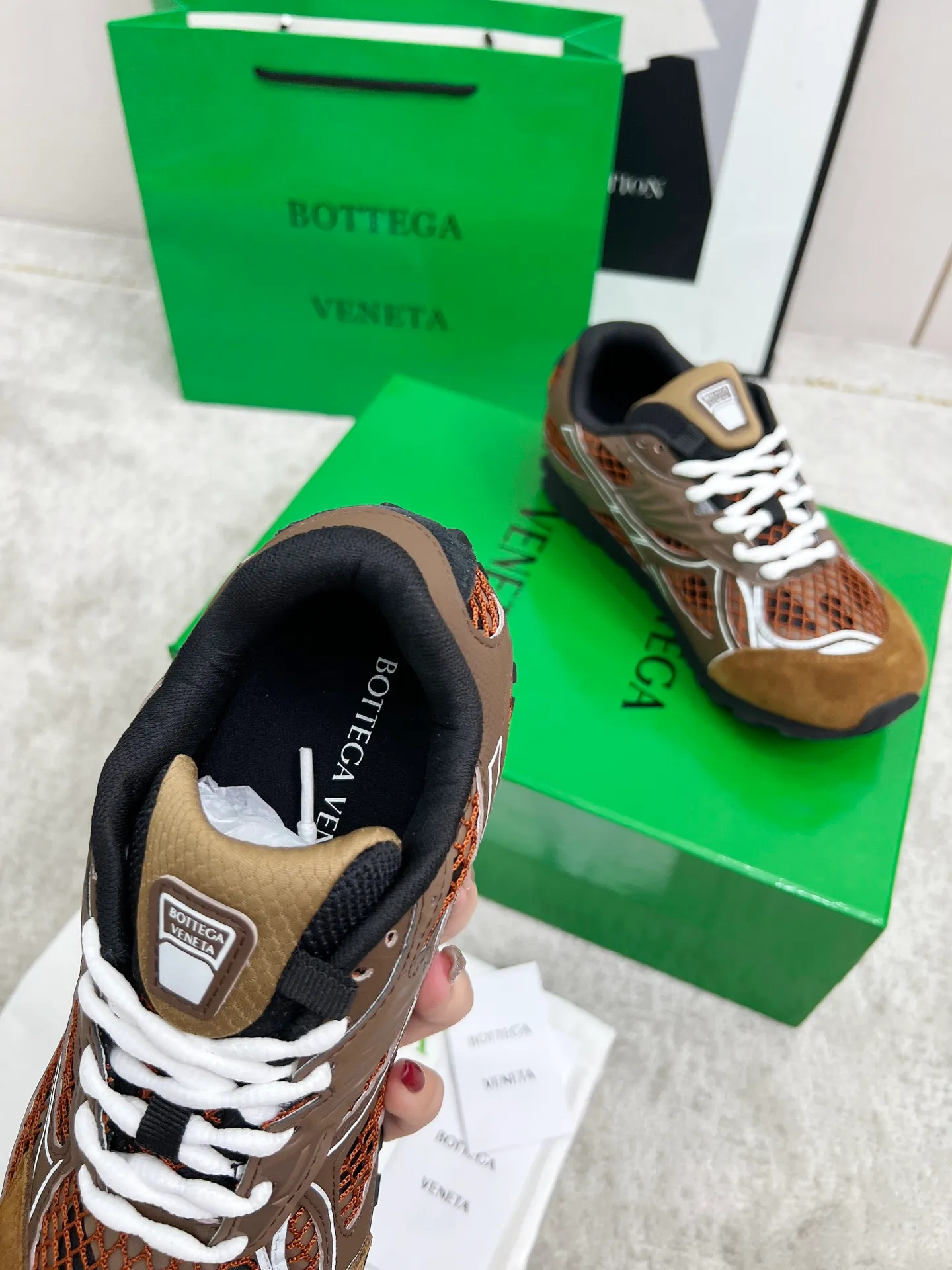 P540. Top version (couples model) Bottega Veneta Bottega Veneta 23ss autumn and winter show BV Orbit sneakers Wang Yibo's same style couples casual shoes dad shoes! Runner sneakers! Original purchase and development!  Made of original lightweight technical mesh fabric, the same as the original version! The process is complicated!  Paired with a rubber outsole designed with a geometric pattern, the high version of the Wang Zha series is actually much taller, but the legs still look slim. Very nice. Durable and playable, standard and version-matching shoe package technology, look for high-end versions. The original outsole is exclusively molded, and the color-blocked TPU outsole is used. The material and weight are the same as the original!  Size: #Female 35-41 (40 and 41 customized sizes are non-refundable) Male 39-45 (45 size customized are non-returnable and exchangeable)